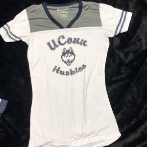 UConn Huskies t shirt